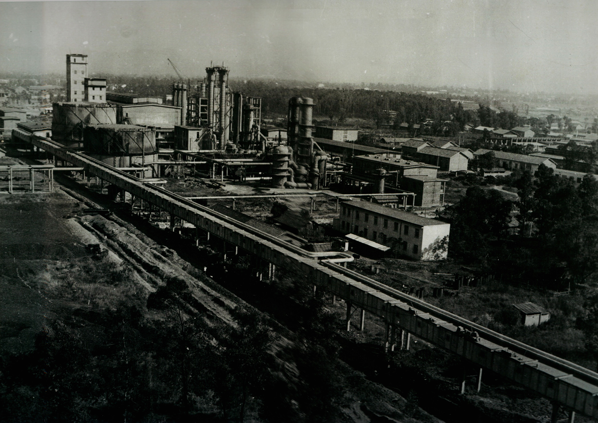 1.建廠初期柳化廠區(qū)一角。.jpg